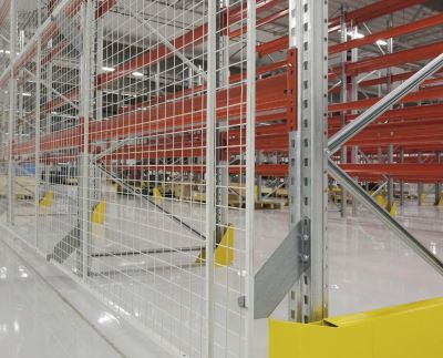 Takasuojaverkko kuormalavahyllyyn