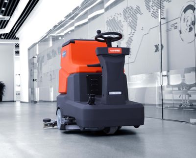 Noblelift NR810 ajettava pesukone teollisuudessa