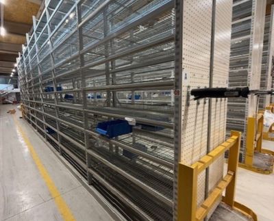 Käytetty Optimi myymälähylly ritilätasoilla