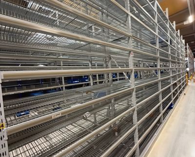 Käytetty Optimi myymälähylly ritilätasoilla