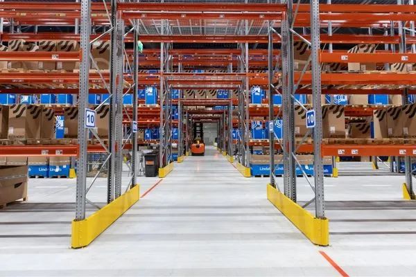 Kuormalavahyllyn osto-opas varastointiratkaisun valintaan