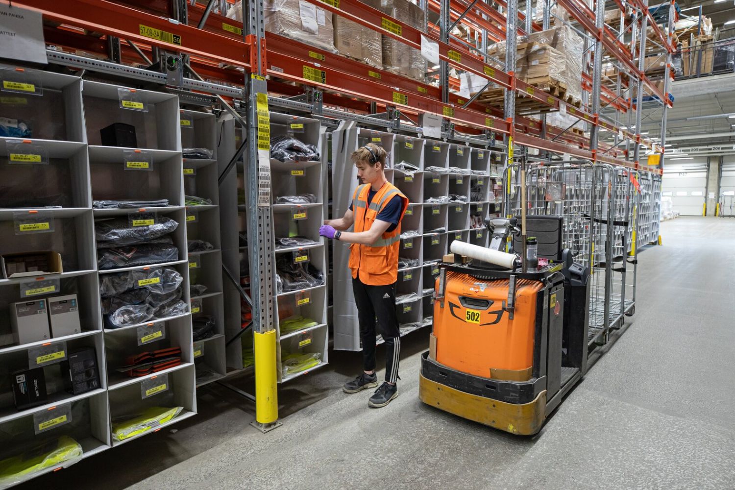 Tiheä varastointijärjestelmä ja kuormalavahylly